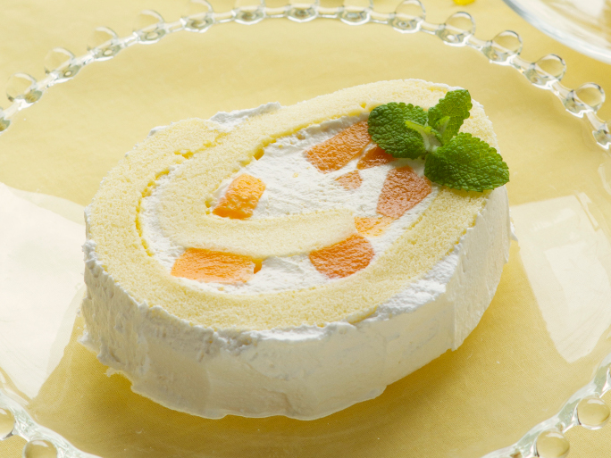 オレンジクリームと黄桃のロールケーキカット