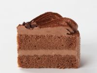卵・乳製品・小麦不使用、アレルギー対応、チョコレートケーキのカット画像