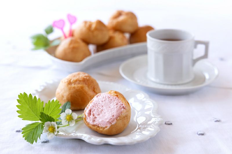 【アレルギー対応　シュークリーム(いちご風味)　卵・乳・小麦不使用　タカキベーカリー　ギフト　誕生日　お祝い　おやつ　冷凍】
